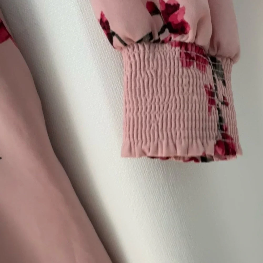 Dynamite Floral Pink Long Sleeve romper with slight open back women’s size Small - Picture 7 of 9